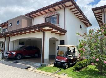 Se vende casa con patio grande en los Reyes incluye accion en el club 23-547