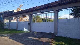 Se vende casa de una planta dos apartamentos en terreno plano de 1489 23-2175