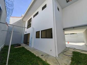 Se alquila casa a estrenar cuenta con patio en Ciudad Colon 23-2632