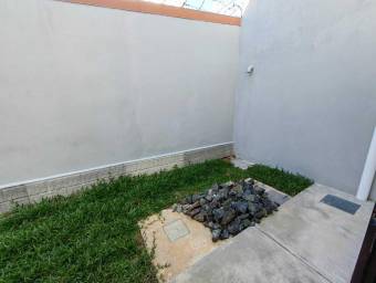 Se alquila casa a estrenar cuenta con patio en Ciudad Colon 23-2632