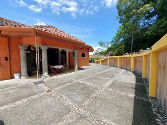 Se vende espaciosa casa con piscina privada en La Guacima Alajuela 23-3418