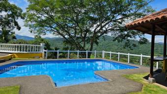 Se vende espaciosa casa con piscina privada en La Guacima Alajuela 23-3418