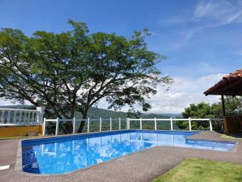 Se vende espaciosa casa con piscina privada en La Guacima Alajuela 23-3418