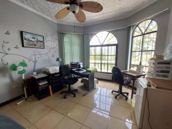 Se vende espaciosa casa con piscina privada en La Guacima Alajuela 23-3418