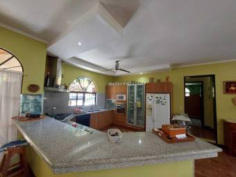 Se vende espaciosa casa con piscina privada en La Guacima Alajuela 23-3418