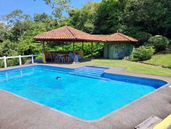 Se vende espaciosa casa con piscina privada en La Guacima Alajuela 23-3418