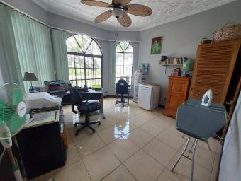 Se vende espaciosa casa con piscina privada en La Guacima Alajuela 23-3418