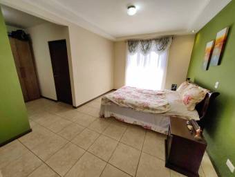 Se vende espaciosa casa amoblada con patio en Ulloa Heredia 23-2131