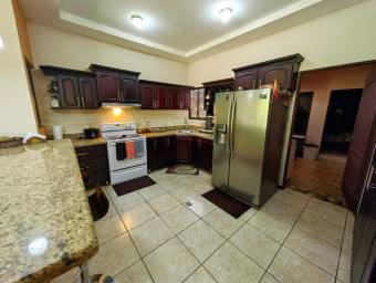 Se vende espaciosa casa amoblada con patio en Ulloa Heredia 23-2131