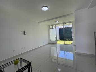 Se vende casa con excelente iluminacion natural  y patio en San Pablo Heredia 23-397