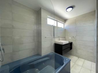 Se vende casa con excelente iluminacion natural en San Pablo Heredia 23-397