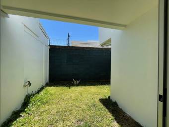 Se vende casa con excelente iluminacion natural  y patio en San Pablo Heredia 23-397