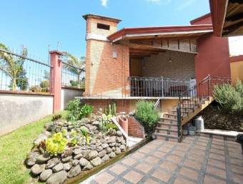 Se vende espaciosa casa con espectaculares vistas y zonas verdes en San Isidro Heredia 23-3236