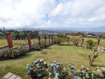 Se vende espaciosa casa con espectaculares vistas y zonas verdes en San Isidro Heredia 23-3236