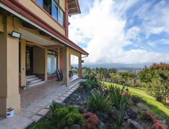 Se vende espaciosa casa con espectaculares vistas y zonas verdes en San Isidro Heredia 23-3236