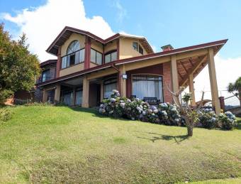 Se vende espaciosa casa con espectaculares vistas y zonas verdes en San Isidro Heredia 23-3236