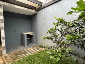 Se vende moderna casa independiente en San Pablo Heredia 23-1918