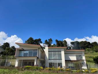 Espectacular Casa en San Rafael de Heredia en Venta. CG-23-3410