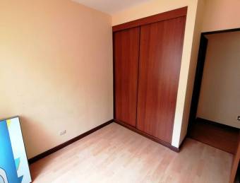 Se alquila apartamento en primera planta en la Uruca 23-3396