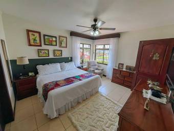 Se vende casa con 2 apartamentos y zona verdes en Santo Domingo Heredia 