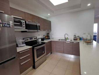 Se vende casa moderna en Brasil de Santa Ana 23-2910