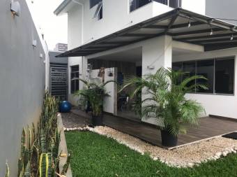 Se vende espaciosa casa con patio grande en Rio Segundo  23-3444