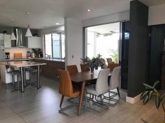 Se vende espaciosa casa con patio grande en Rio Segundo  23-3444