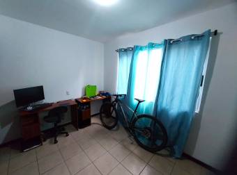 Se alquila espacios apartamento con patio a metros del hospital metropolitano 23-3467