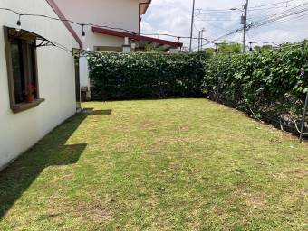 Se vende casa con patio grande en La Guacima 23-3468