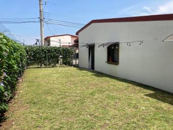 Se vende casa con patio grande en La Guacima 23-3468