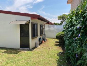 Se vende casa con patio grande en La Guacima 23-3468