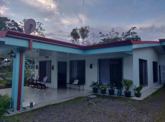 Bella y Moderna Casa en Guapiles Centro en Venta. CG-23-2498