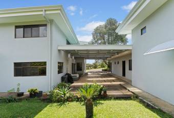 Hermosa casa con vista panoramica, San Rafael de Heredia 1,997 mtrs2