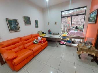 Se vende espaciosa casa con patio y terraza en freses de Granadilla 24-1364