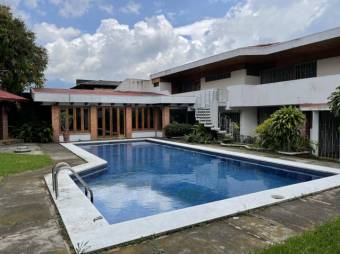 Se vende amplia casa con lote de 1,000m2 y piscina en sabana de San José 23-956