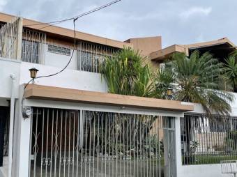 Se vende amplia casa con lote de 1,000m2 y piscina en sabana de San José 23-956