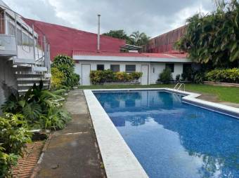 Se vende amplia casa con lote de 1,000m2 y piscina en sabana de San José 23-956