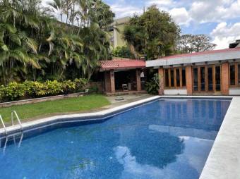 Se vende amplia casa con lote de 1,000m2 y piscina en sabana de San José 23-956