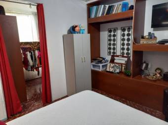 Se vende espaciosa casa con patio en Moravia Centro 23-1294