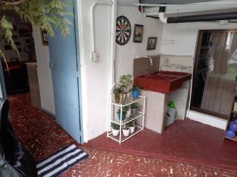 Se vende espaciosa casa con patio en Moravia Centro 23-1294