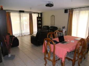 Se vende casa junto con 2 apartamentos en Zapote de San José 24-1248