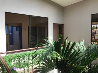 Se vende casa junto con 2 apartamentos en Zapote de San José 24-1248