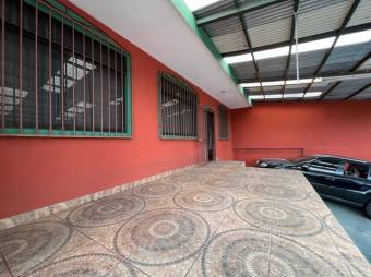 Se vende espaciosa casa con patio en la Trinidad de Moravia 24-658