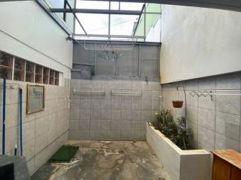 Se vende espaciosa casa con patio junto con apartamento en Pavas de San José 24-952