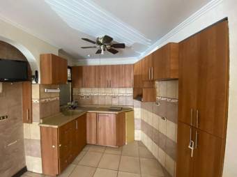 Se vende espaciosa casa con patio junto con apartamento en Pavas de San José 24-952