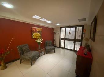 Se vende espaciosa casa con patio junto con apartamento en Pavas de San José 24-952