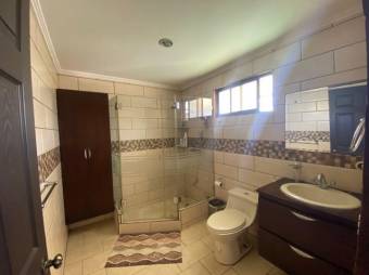 Se vende espaciosa casa con patio junto con apartamento en Pavas de San José 24-952