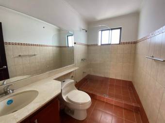 Se vende espaciosa casa con patio y terraza en condominio de Pozos en Santa Ana 24-1683