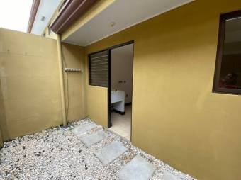 Se vende espaciosa casa con patio y terraza en condominio de Pozos en Santa Ana 24-1683