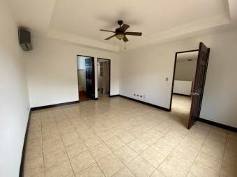 Se vende espaciosa casa con patio y terraza en condominio de Pozos en Santa Ana 24-1683